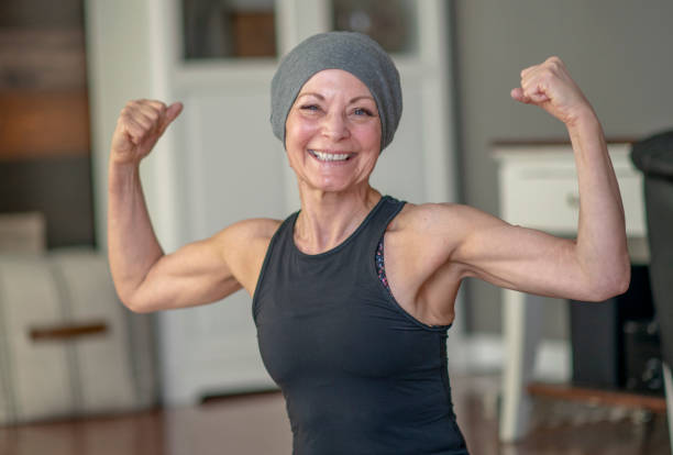 paciente oncológico haciendo ejercicio con fisioterapeuta